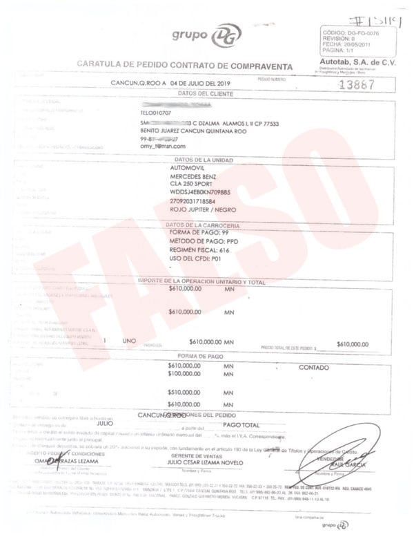 Omar Terrazas García exhibió esta factura apócrifa con la que lo señalan de poseer un vehículo de lujo que él dice que no tiene.