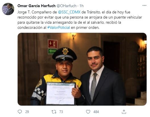 Reconocen a policía de tránsito