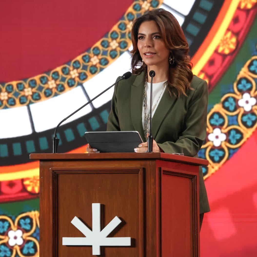 Olivia Salomón, directora de Lotería Nacional, develó el boleto conmemorativo de los 80 años de los Estudios Churubusco.
