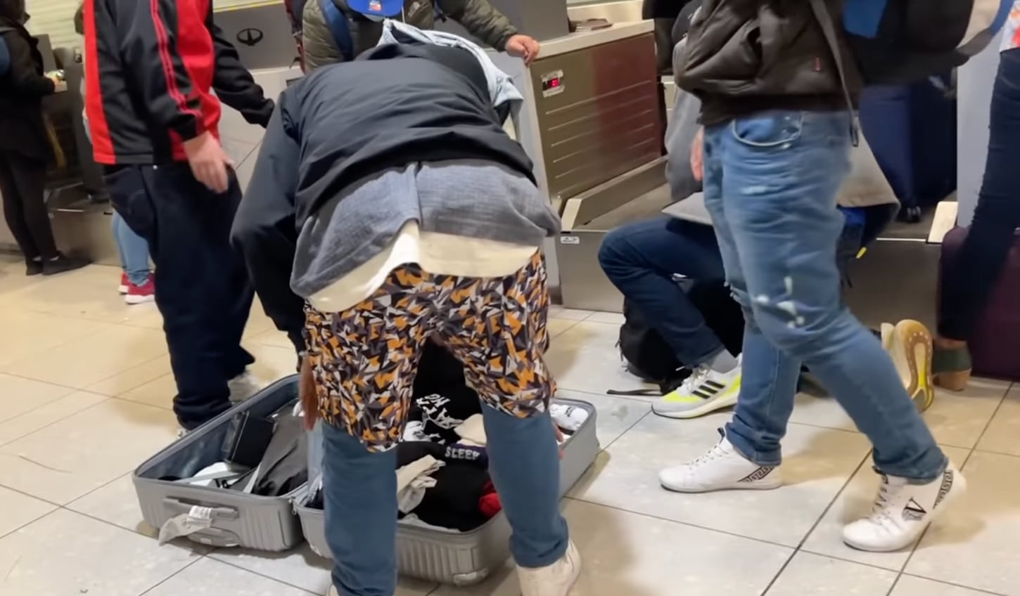 Pasajero con ropa encimada