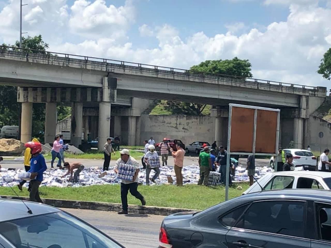 Tras varios minutos de rapiña, personal de la empresa cervecera llegó al sitio para recoger el producto.