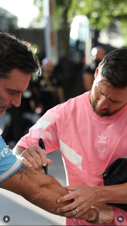 Lionel Messi da autógrafo a Julián Gil.