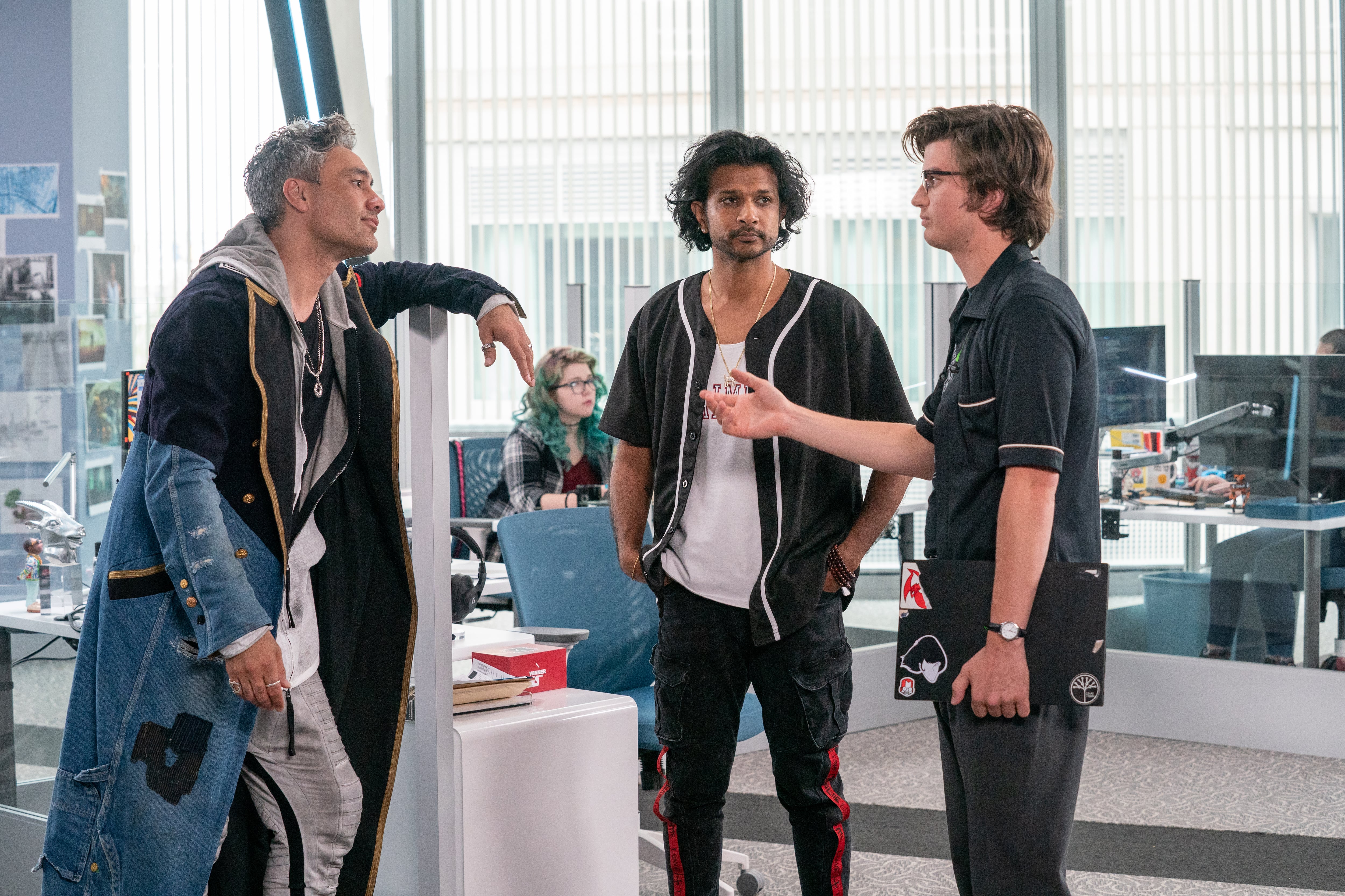 Taika Waititi, Utkarsh Ambudkar y Joe Keery as Keys