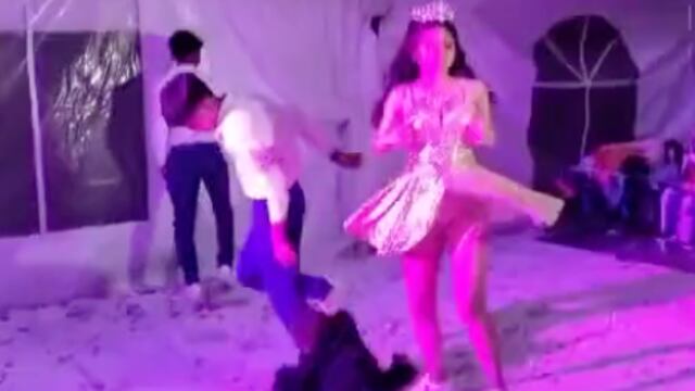 Niño se atraviesa en la pista de baile durante vals de XV años