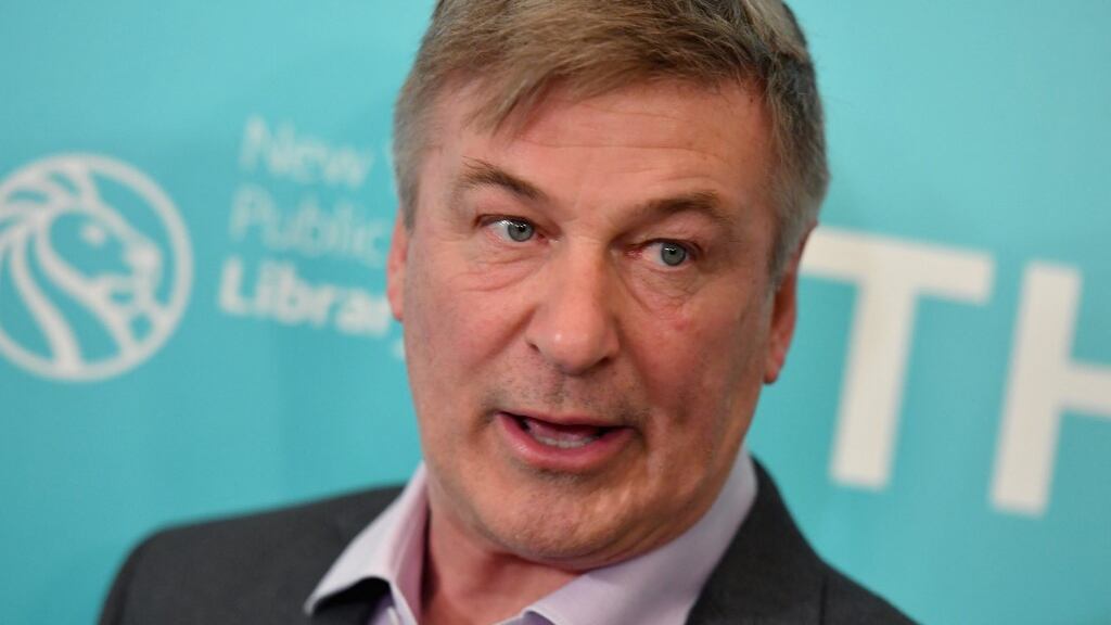 Alec Baldwin pudo no haber disparado el arma que mató a Halyna Hutchins