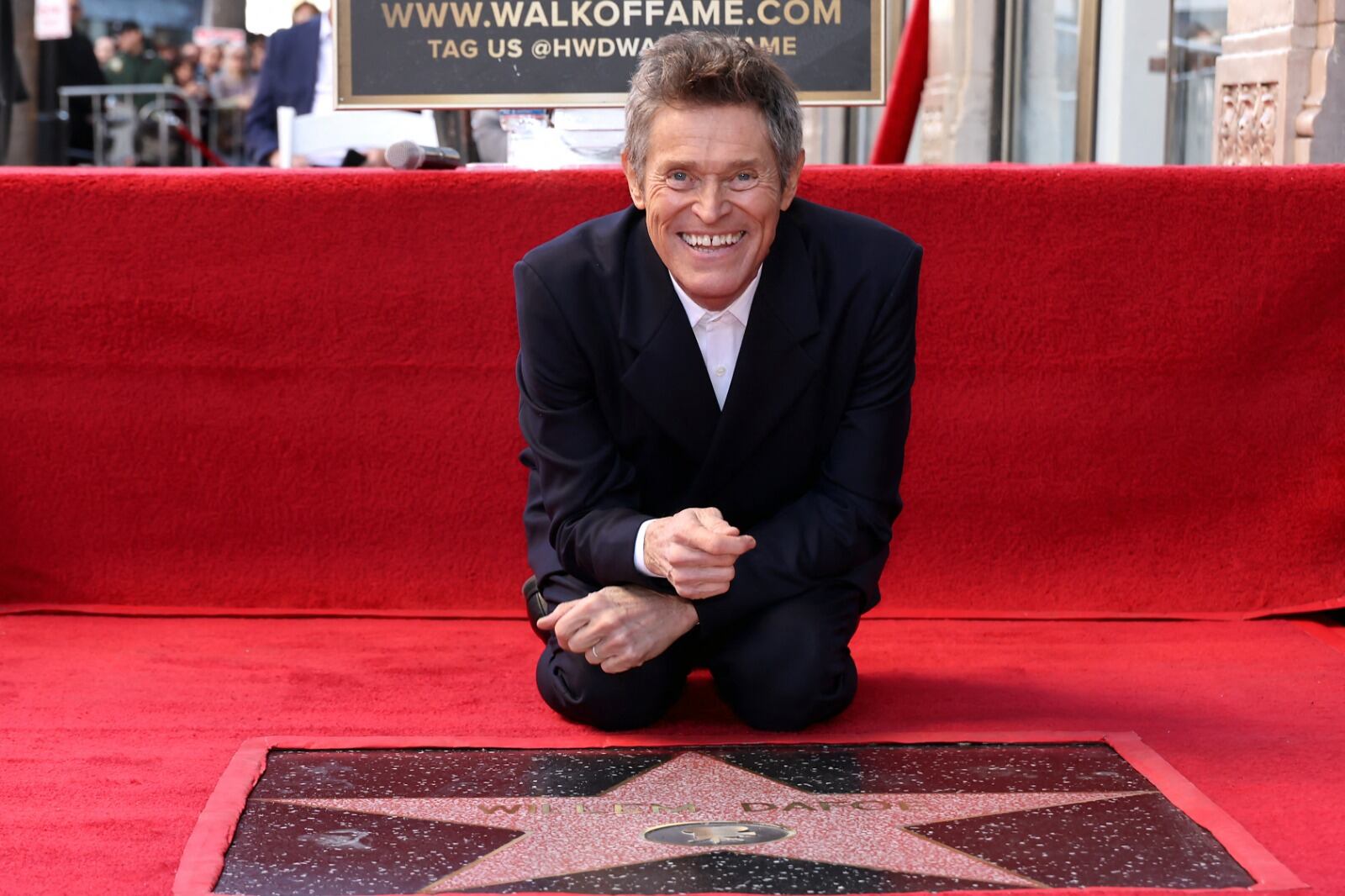 Willem Dafoe con su estrella en el Paseo de la Fama de Hollywood