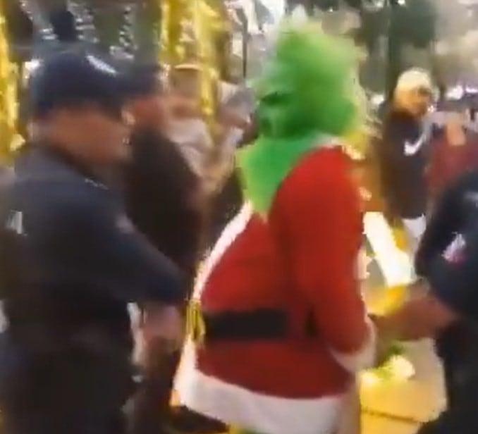 Pelea de El Grinch y Santa Claus en Aguascalientes