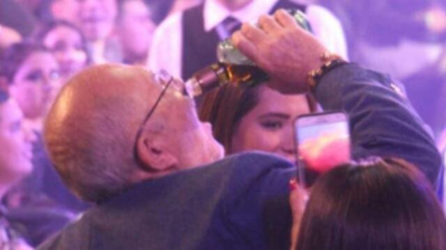 El alcalde disfrutando de un concierto.... ¿cuál es el escándalo?