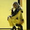 Karol G se besa con bailarina durante concierto