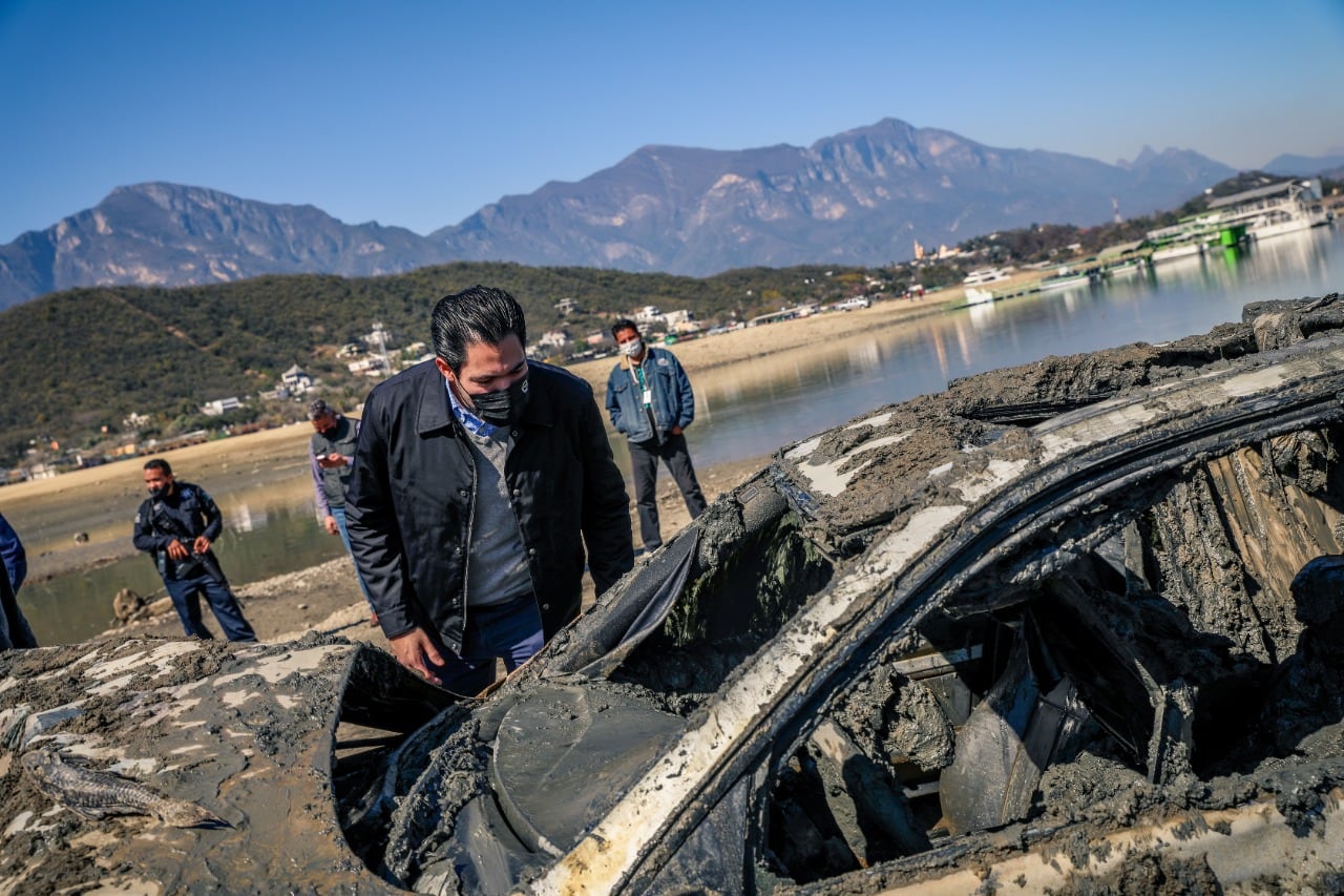 Extraen auto de la presa La Boca