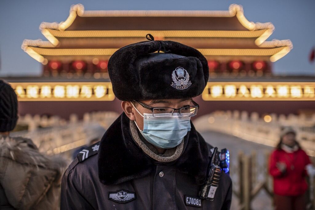 Persona con cubrebocas en China