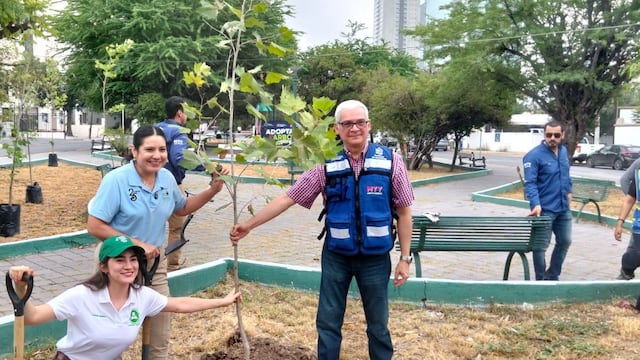 Monterrey planta 20 árboles nativos en el Parque Aarón Sáenz.