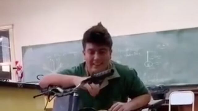 Joven diseña moto que funciona con agua salada