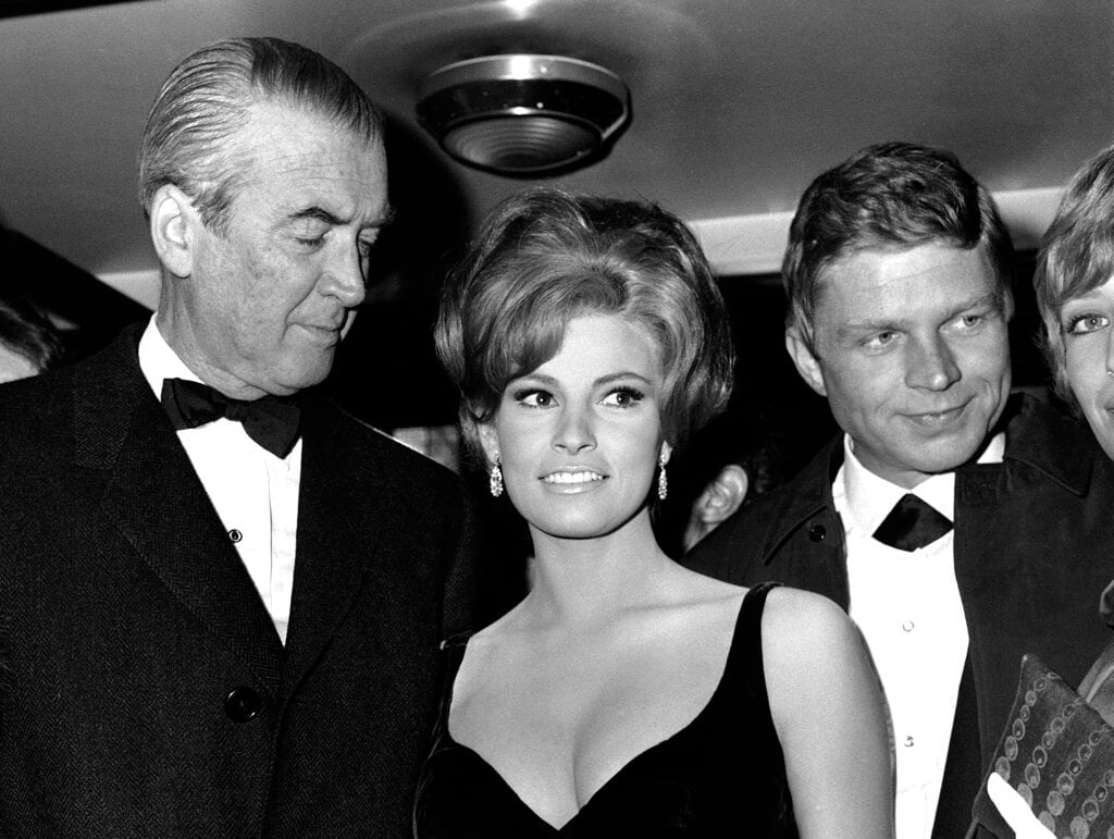 James Stewart, junto a Krüger y la actriz Raquel Welch en el estreno mundial de la película El vuelo del fénix, en el Teatro Carlton