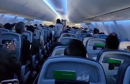 Reclamos a AMLO en avión rumbo a Yucatán