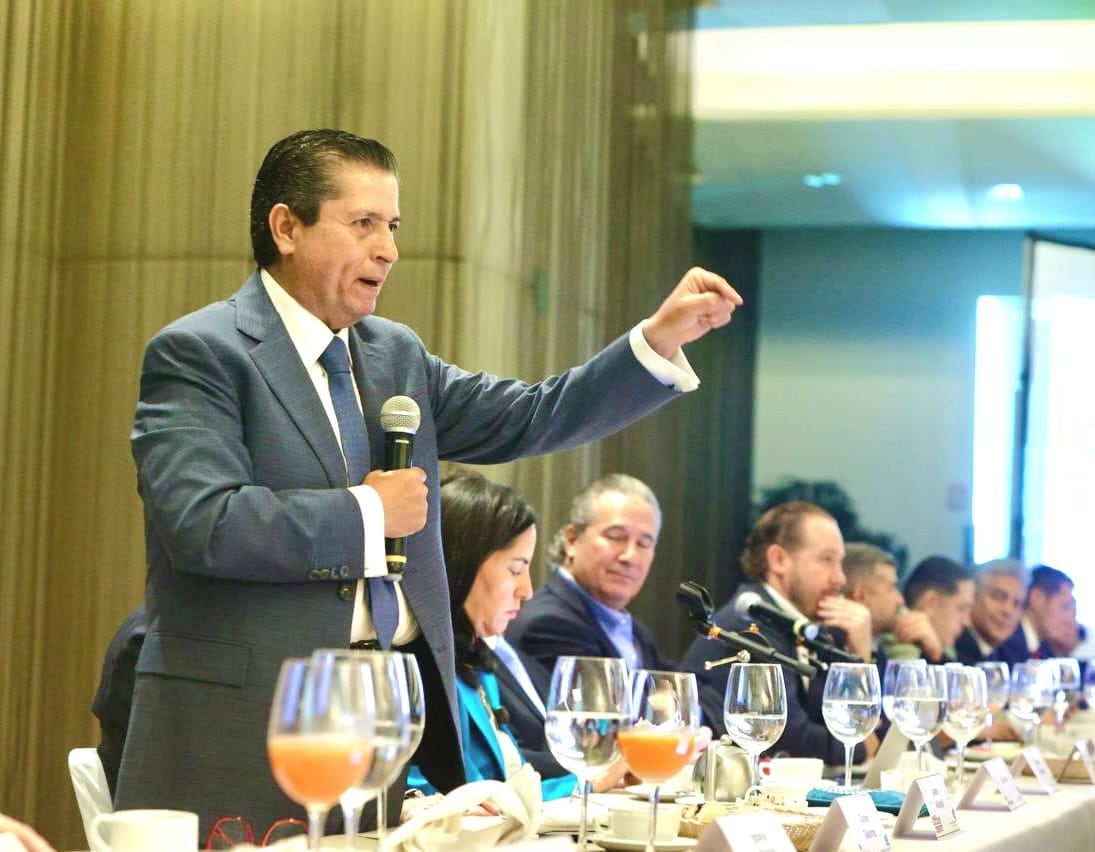 Giovani Gutiérrez en reunión con empresarios