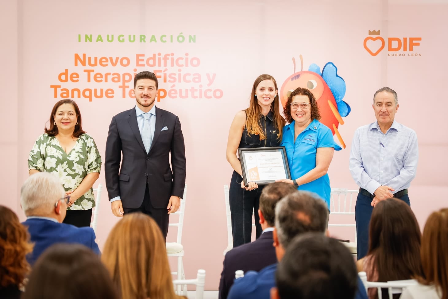 Samuel García y Mariana Rodríguez inauguran el nuevo edificio Capullos con nuevas áreas de rehabilitación.