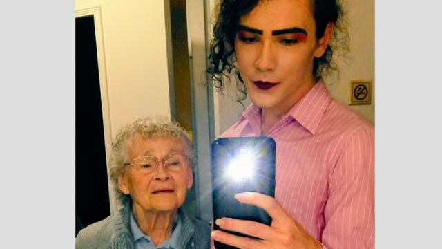 La tierna reacción de una abuelita.