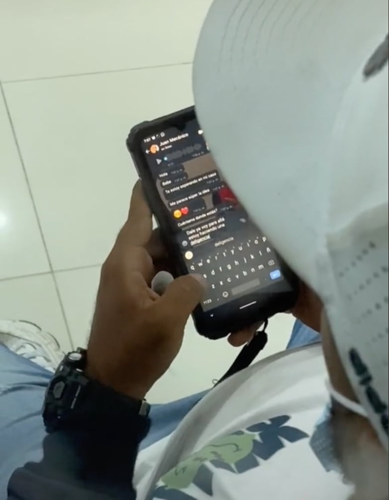 Novio chateando con "Juan mecánico"