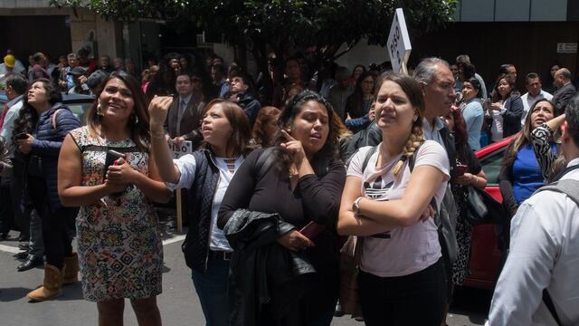 Desalojo de un edificio en la CDMX por un sismo