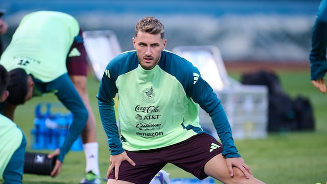 Santiago Giménez en el entrenamiento de la Selección Mexicana.
