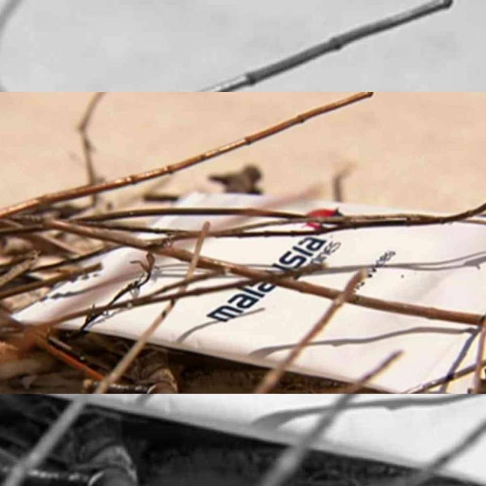 La misteriosa desaparición del vuelo MH370 de Malaysa Airlines continúa causando fascinación, ahora con el hallazgo de un paquete de toallitas húmedas