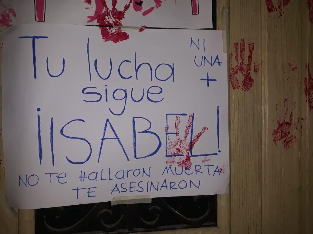 "Tu lucha sigue Isabel".