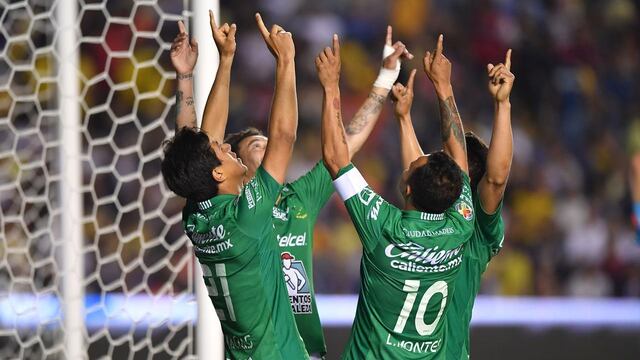 Los jugadaores de León ofrendan su gol a los dioses del estadio.
