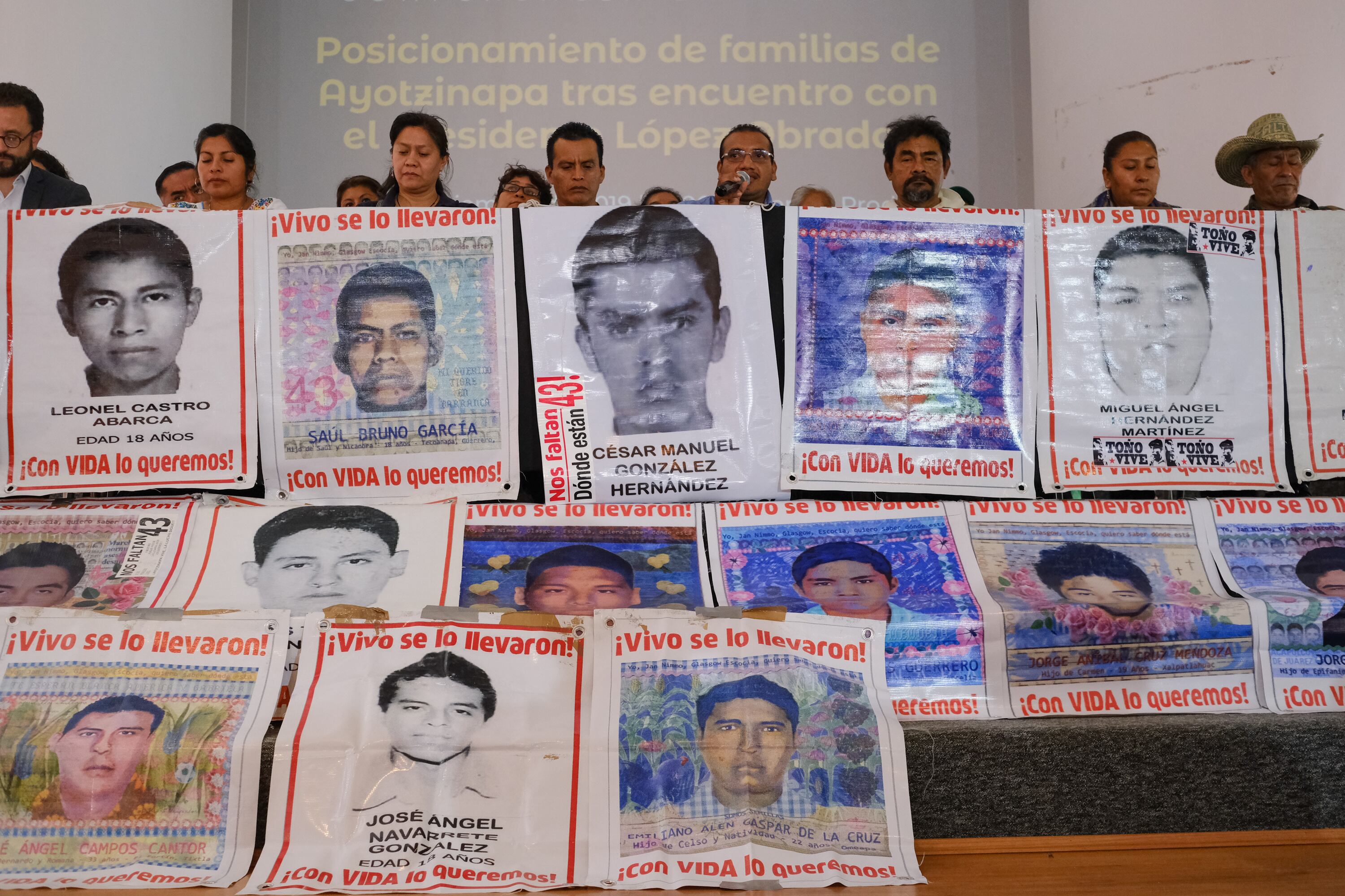 Conferencia familias de los 43 normalistas-