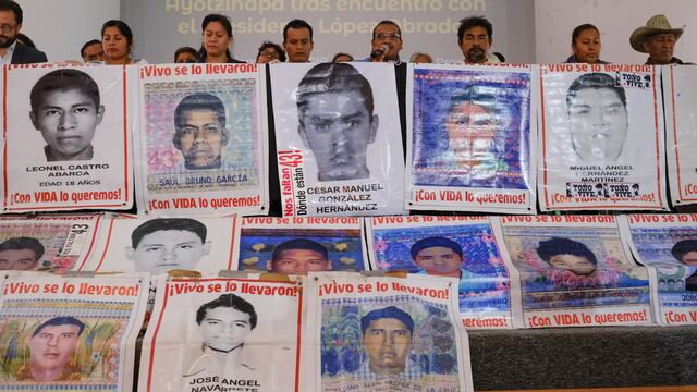 Conferencia familias de los 43 normalistas-