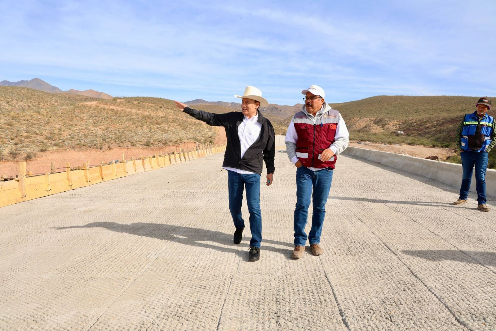 Claudia Sheinbaum y Alfonso Durazo avanzan en rehabilitación de carreteras en Sonora.