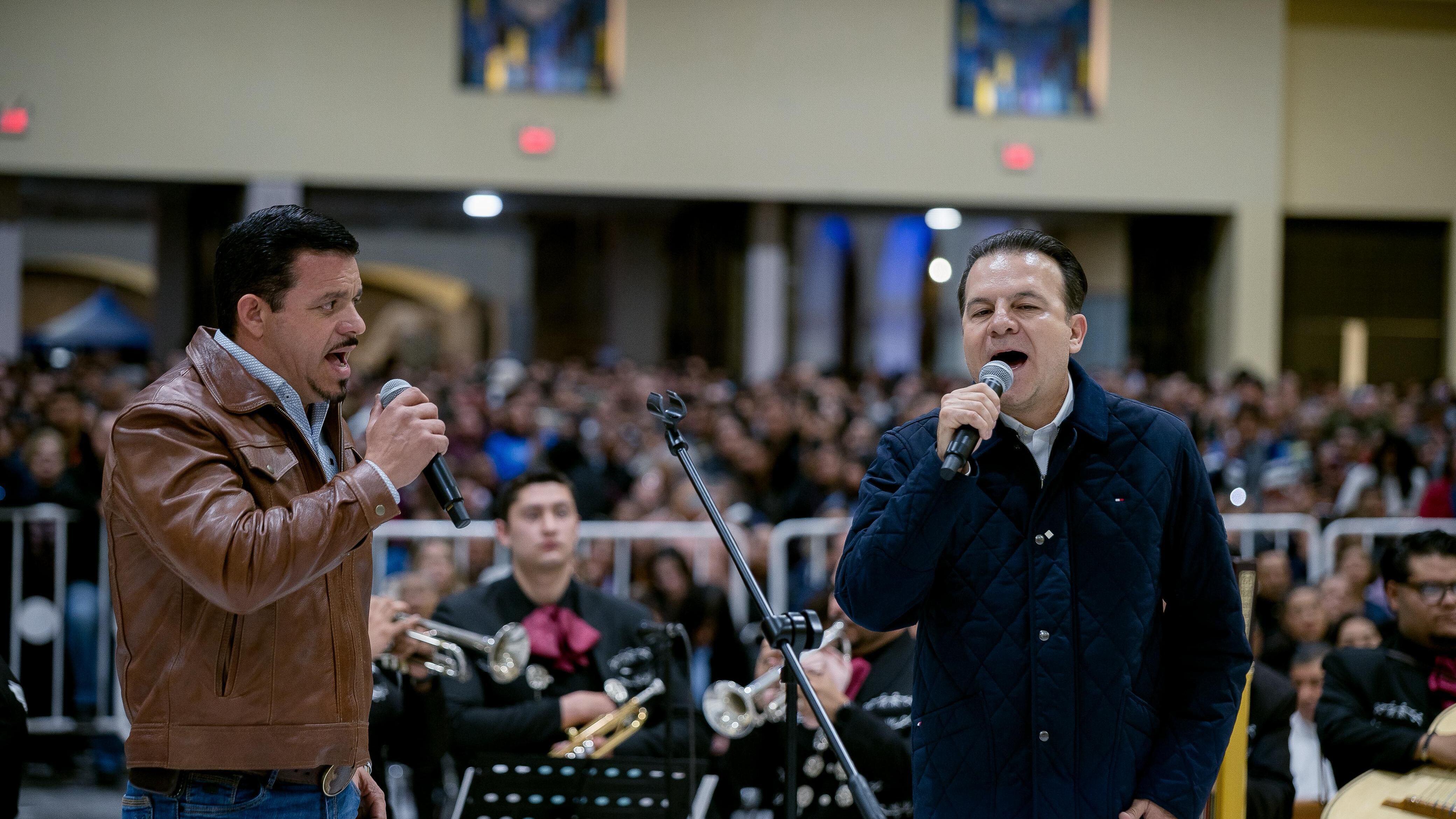 Esteban Villegas y Lauro cantan las tradicionales Mañanitas a la Virgen