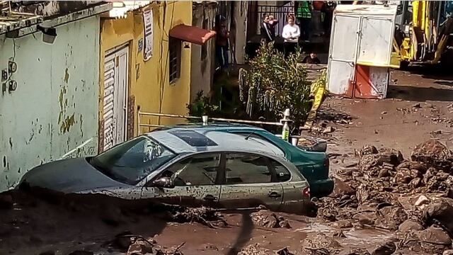 Debido al deslave de un cerro en la GAM, 7 carros fueron parcialmente sepultados en lodo