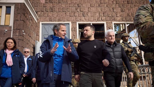 Rafael Grossi, director de la OIEA visita central nuclear de Zaporiyia y a Volodímir Zelenski en medio de la Guerra Rusia Ucrania