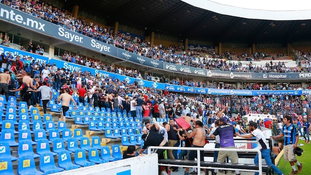 Enfrentamiento de aficionados en partido de Querétaro FC vs Atlas FC