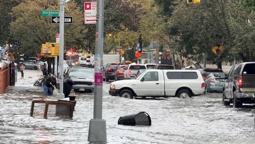 Inundaciones en Nueva York colapsan transporte y dejan al menos dos muertos