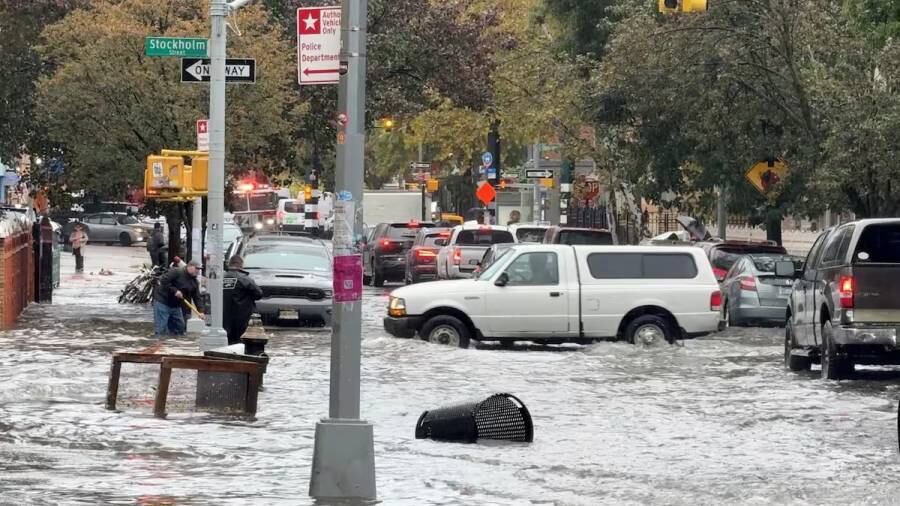 Inundaciones en Nueva York colapsan transporte y dejan al menos dos muertos