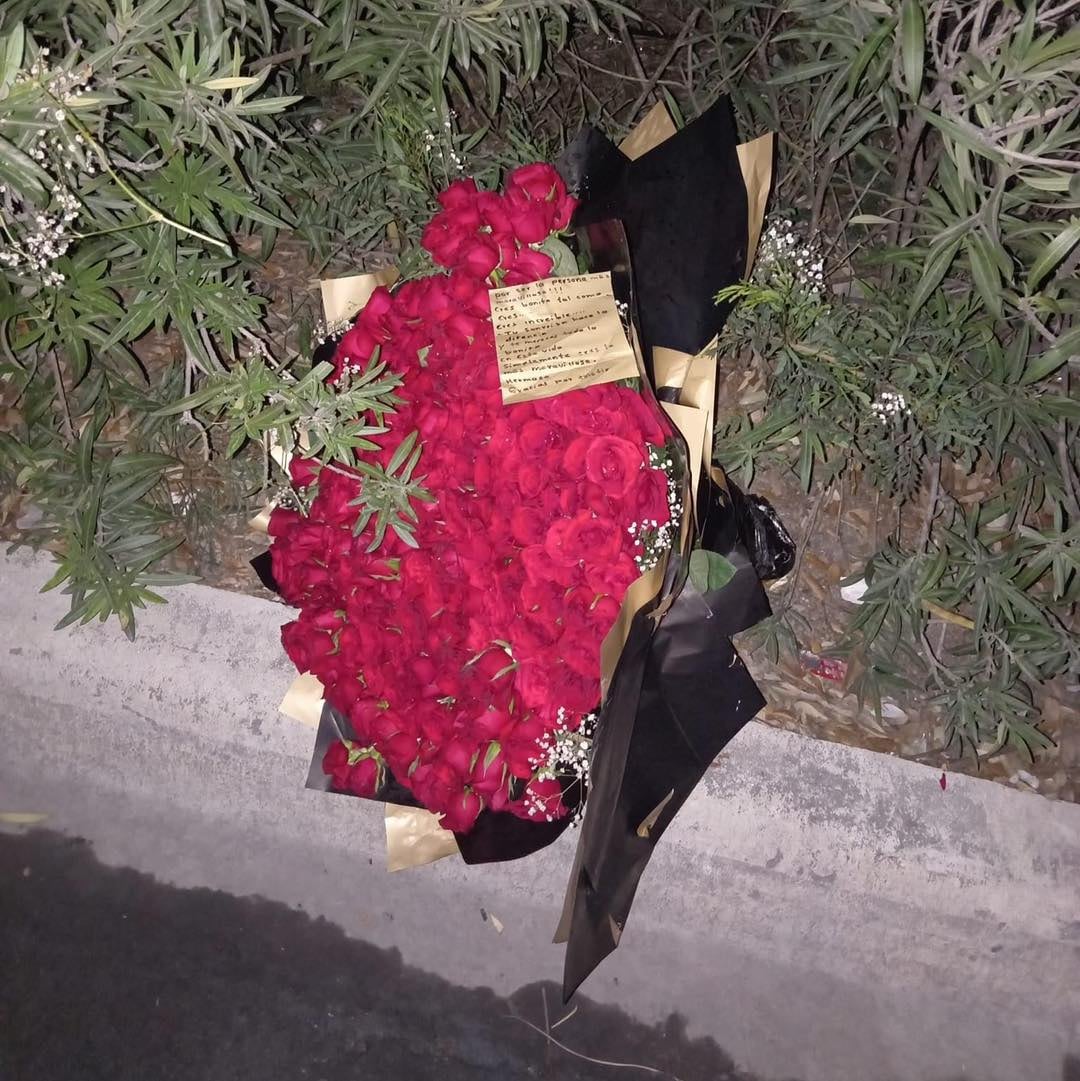 Chofer de Uber exhibe a novia infiel que dejó las flores que le regalaron