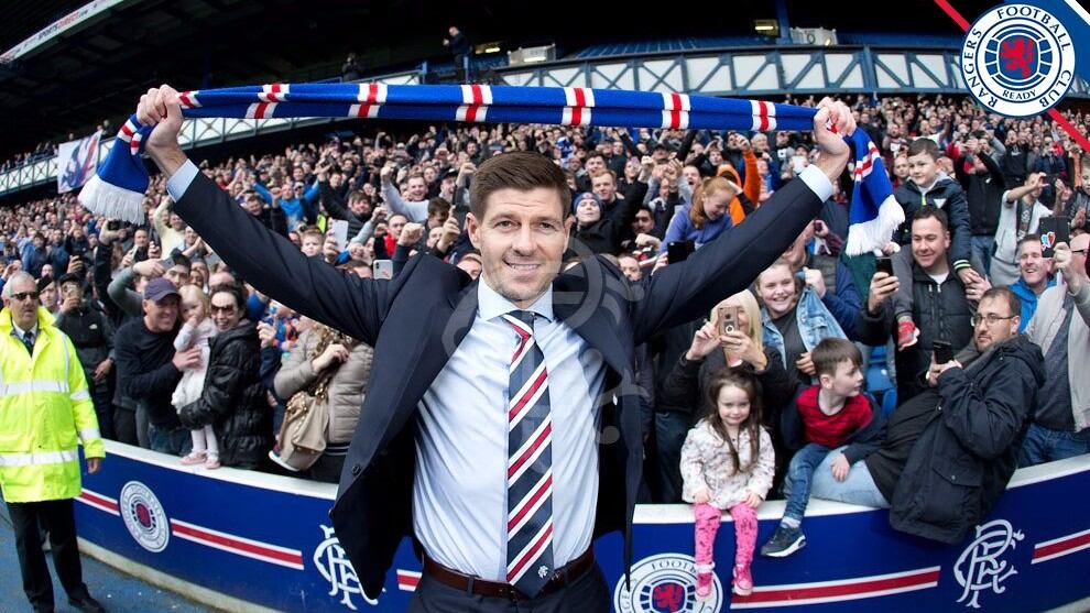 Steven Gerrard a la hora de ser presentado.