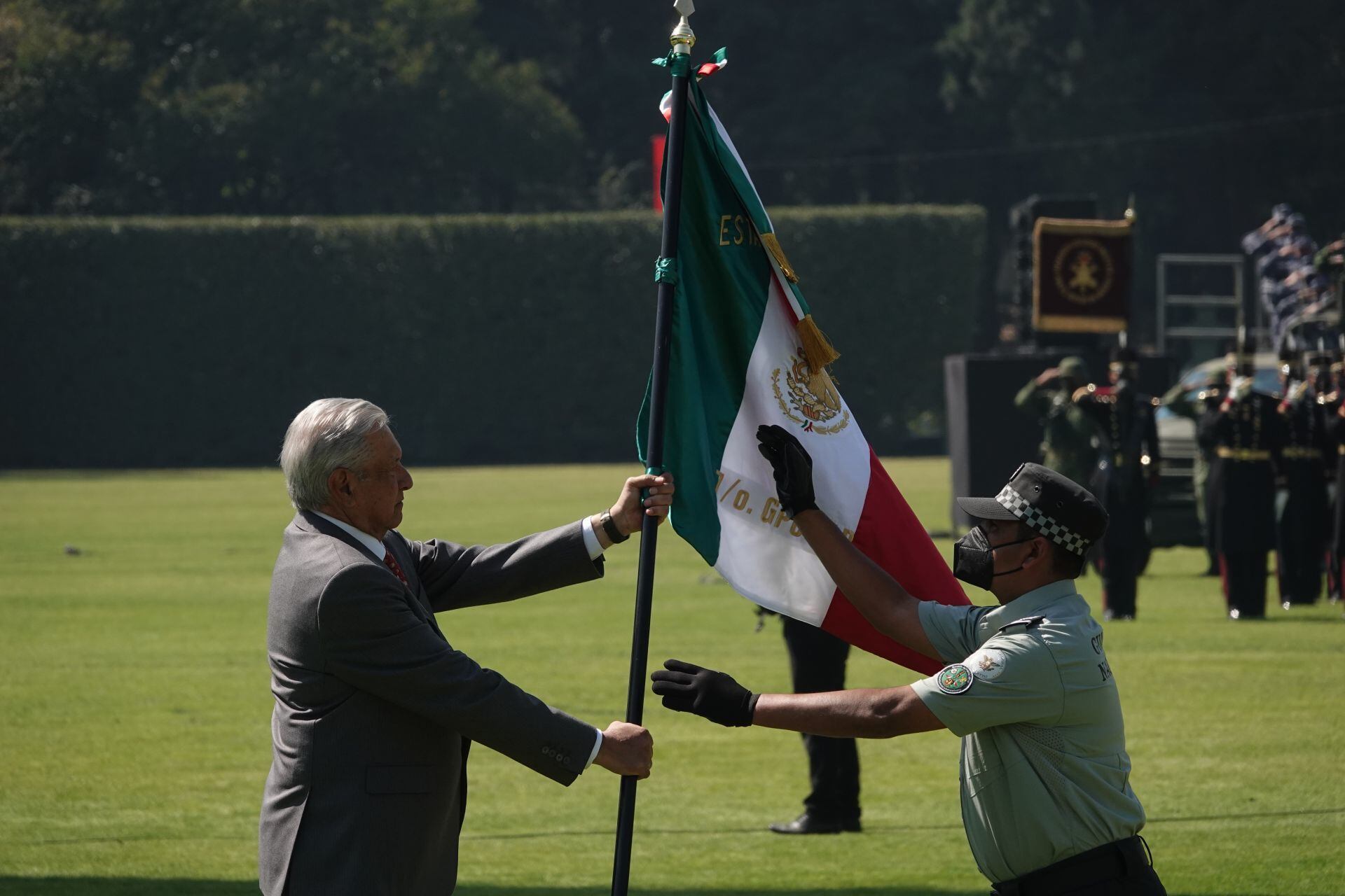 AMLO recibiendo bandera de México