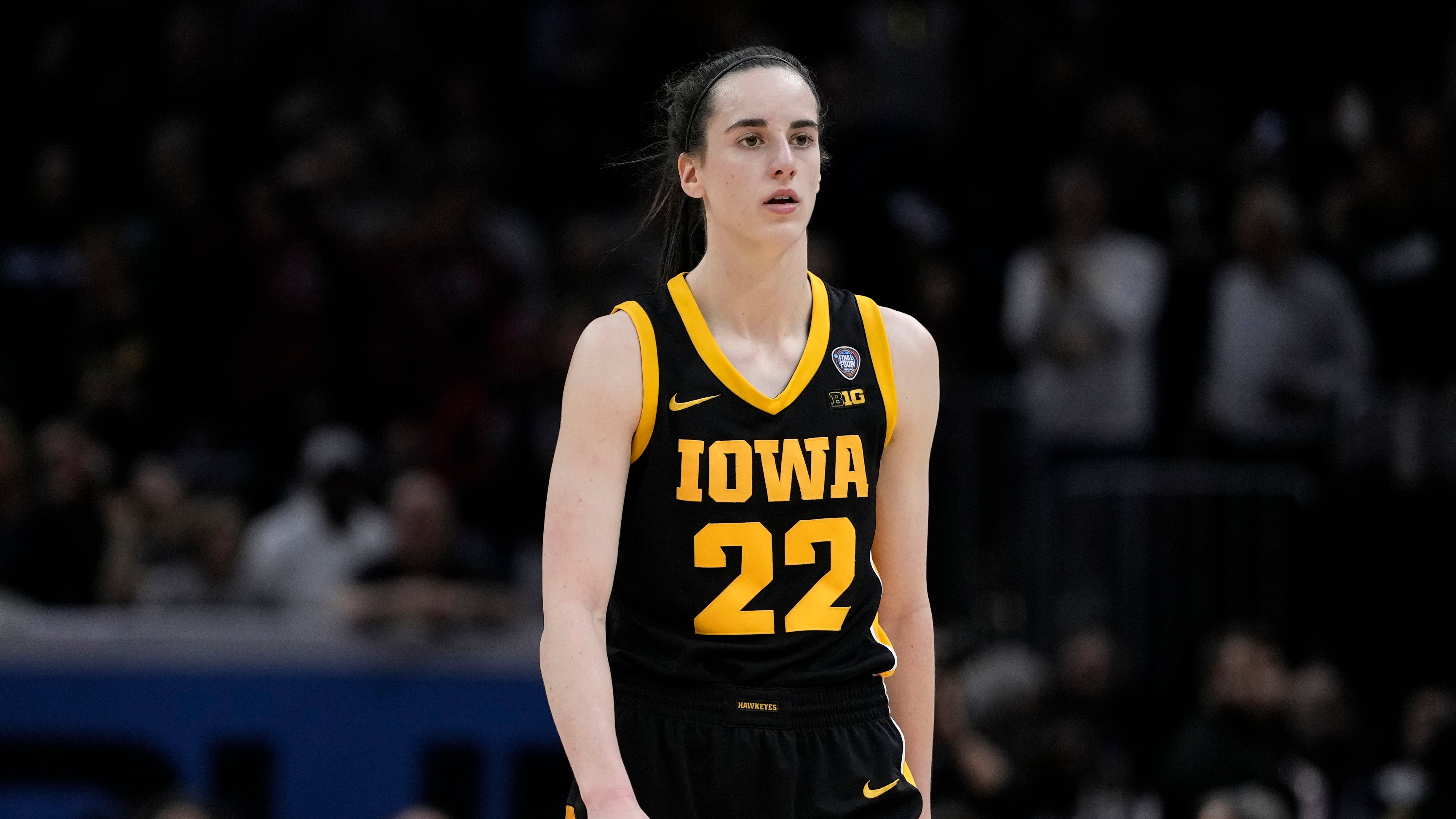 ¿Quién es Caitlin Clark? La nueva estrella del baloncesto colegial que rompió récords