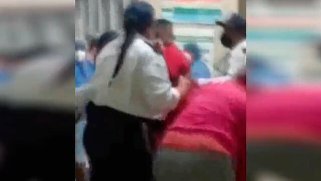 Captura de video de pelea en hospital del IMSS de Colima por tiempos de espera de prueba Covid