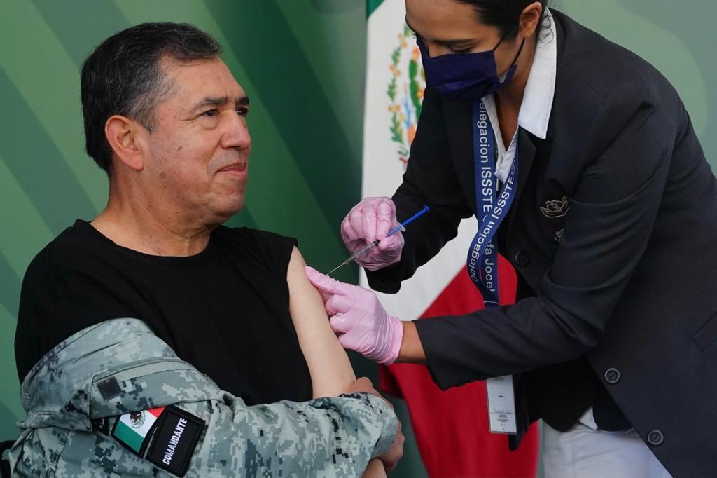 General Luis Rodríguez Bucio, el comandante de la Guardia Nacional, recibe dosis de refuerzo anticovid-19