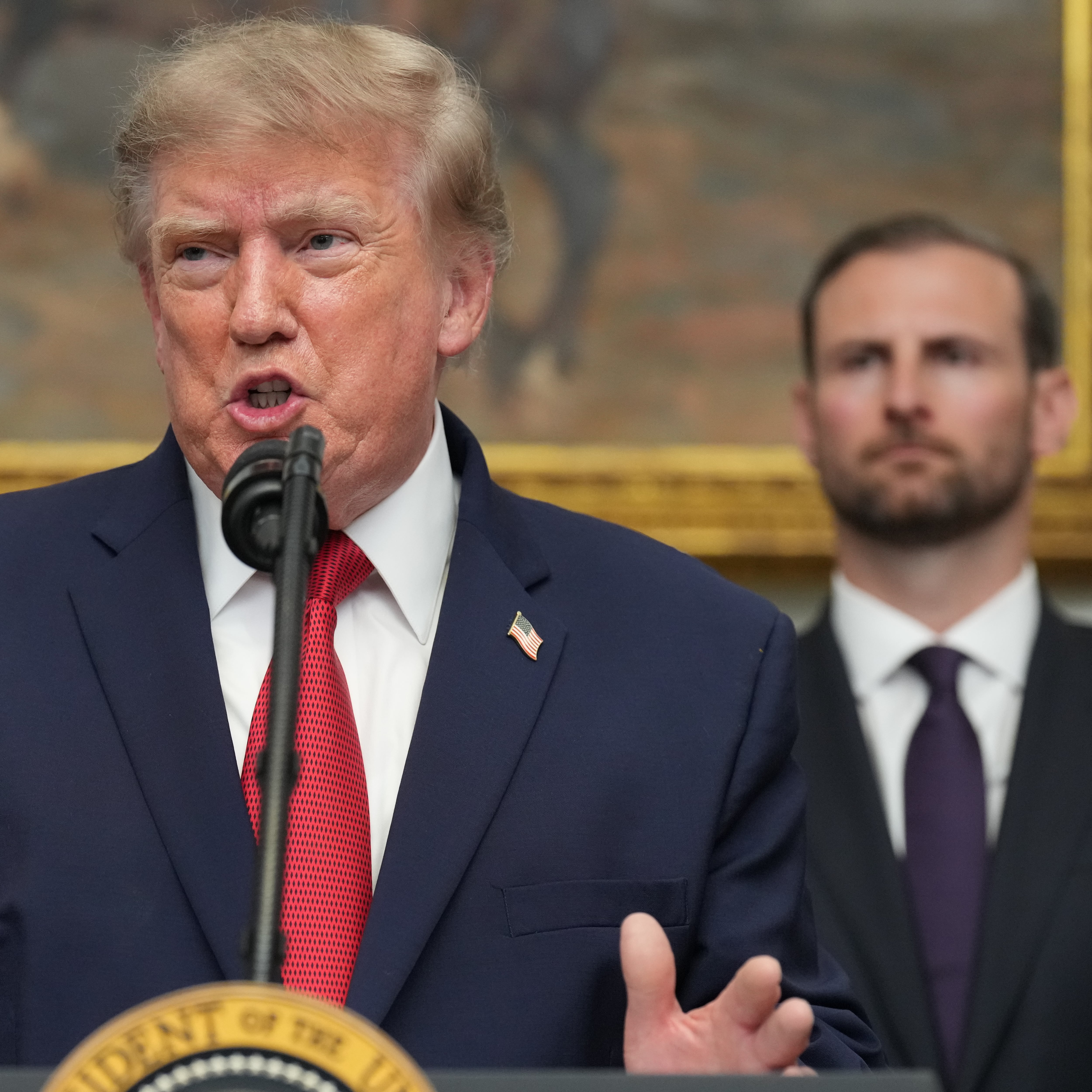 Trump eleva al 50% aranceles a autos, camiones y acero de Canadá desde el 1 de enero