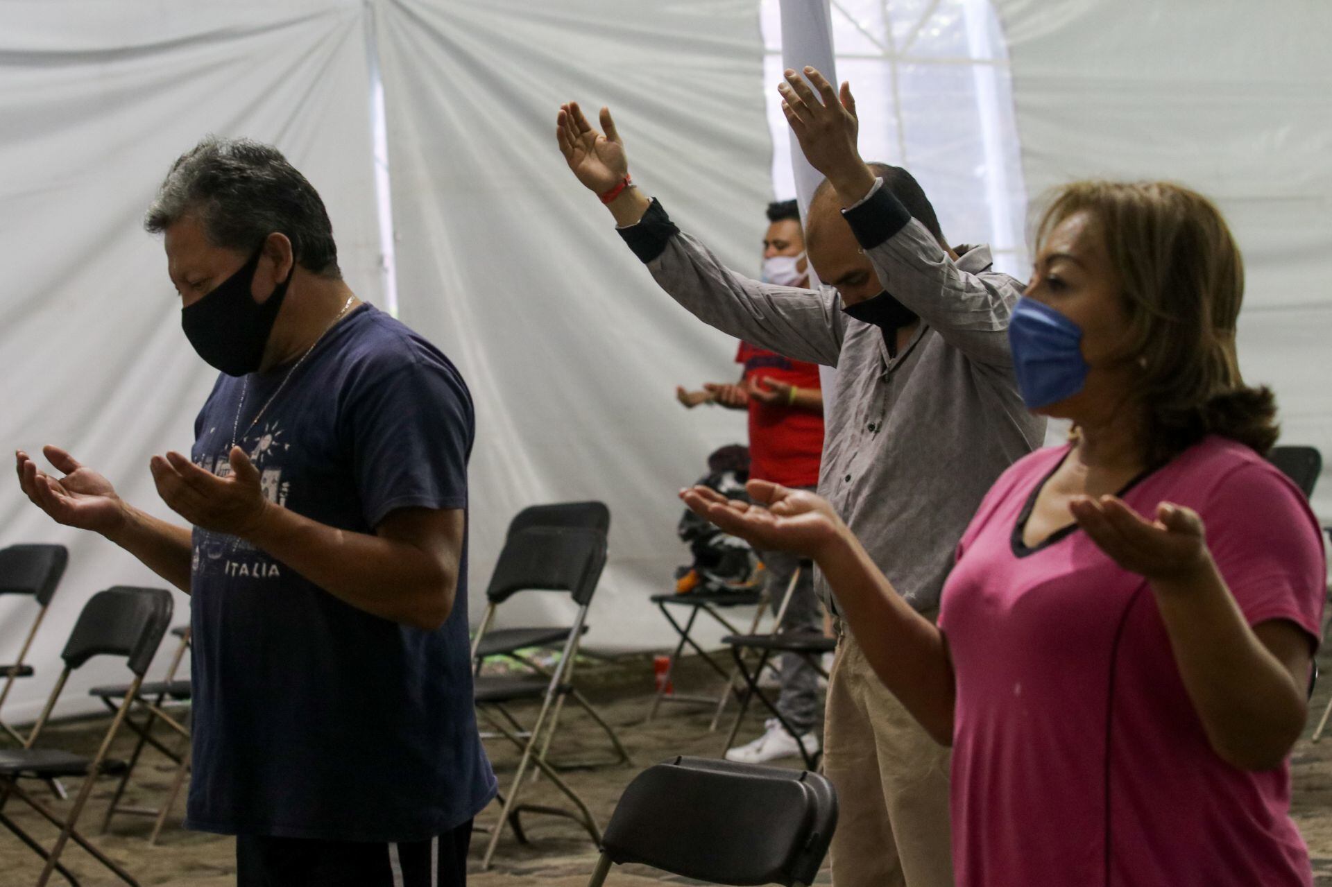 Vecinos de la colonia Santa Crucita rezando