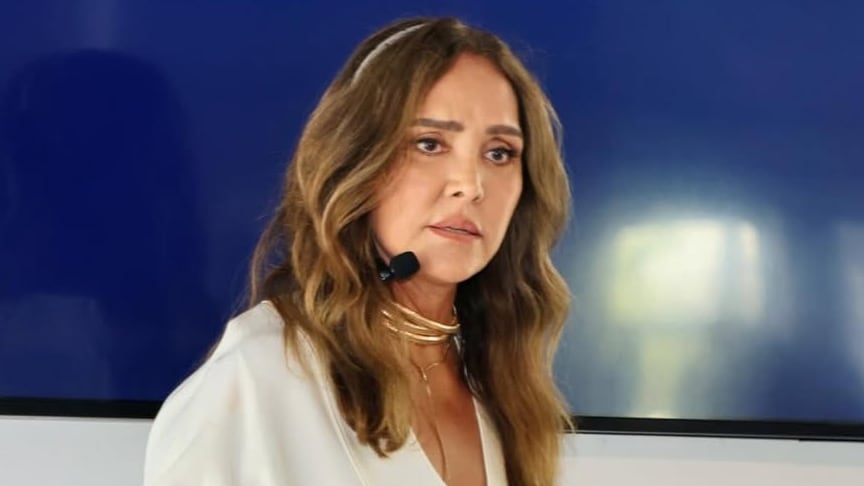 Cuestionan reconocimiento a Angélica Fuentes por señalamientos fiscales