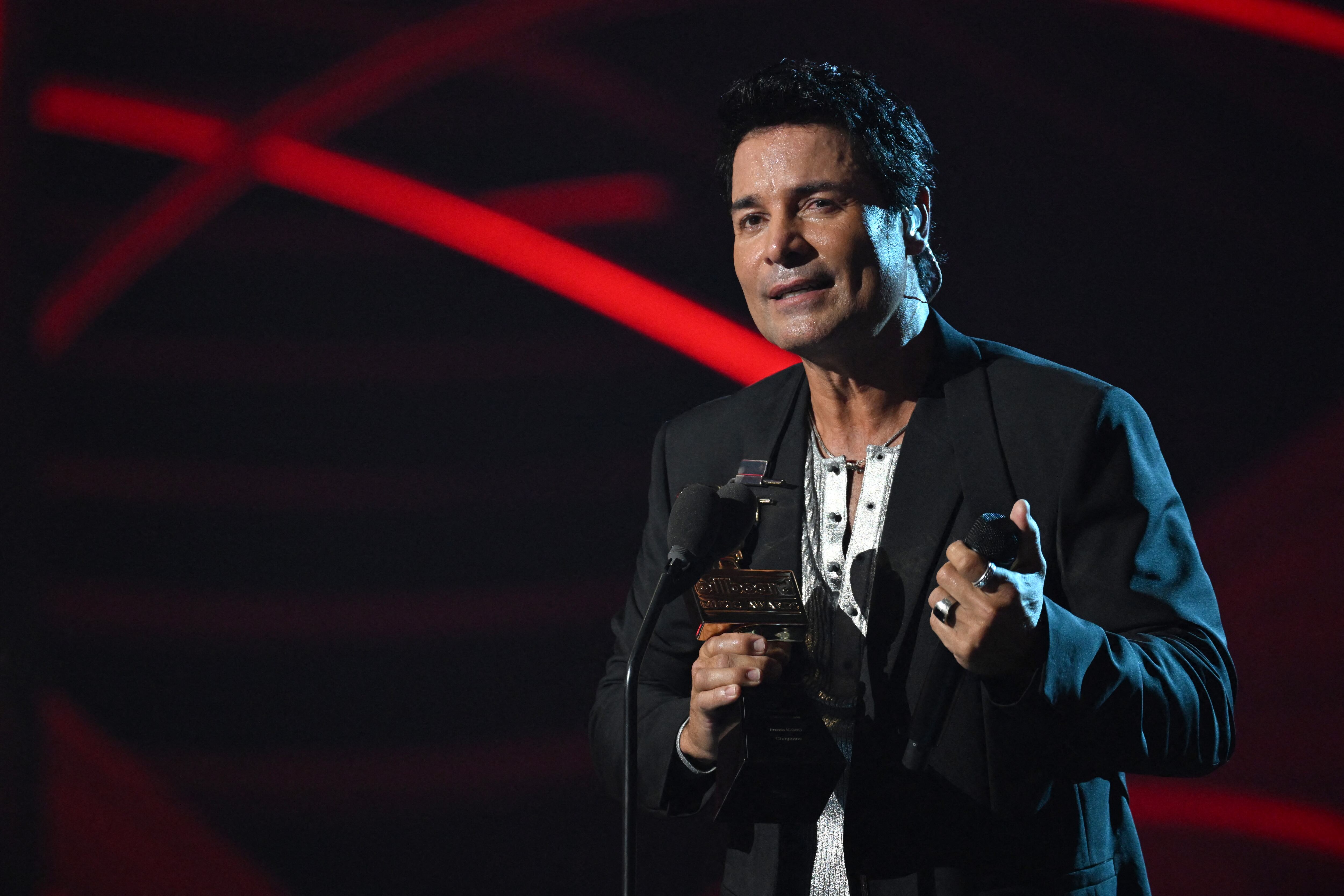 Chayanne con su premio en los Billboard Latin Music Awards 2022.