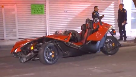 Accidente en CDMX; auto Polaris choca contra camellón