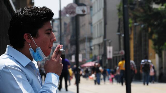 Un hombre fuma en CDMX