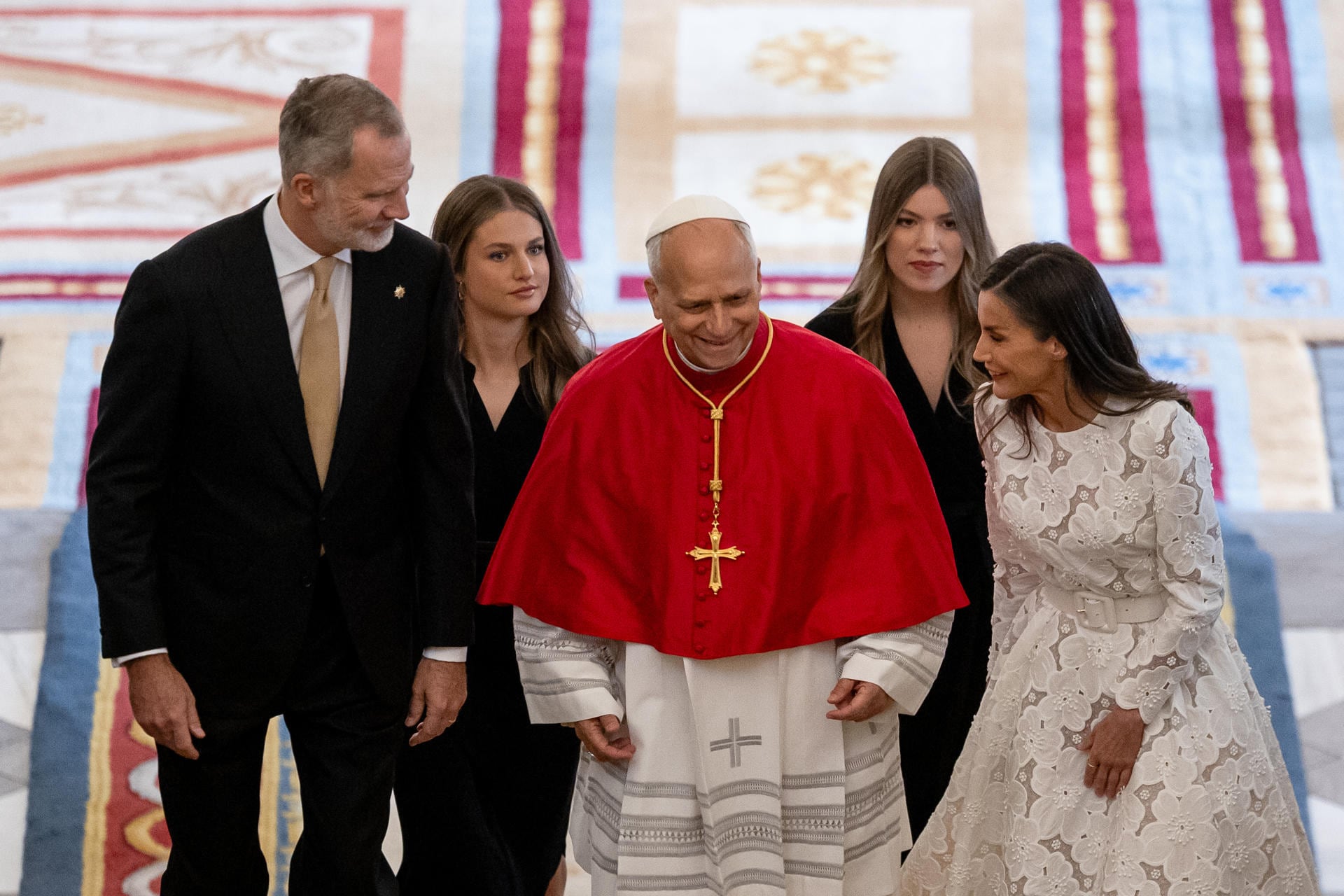 Felipe VI condena abusos cometidos por la Iglesia Católica durante visita de León XIV
